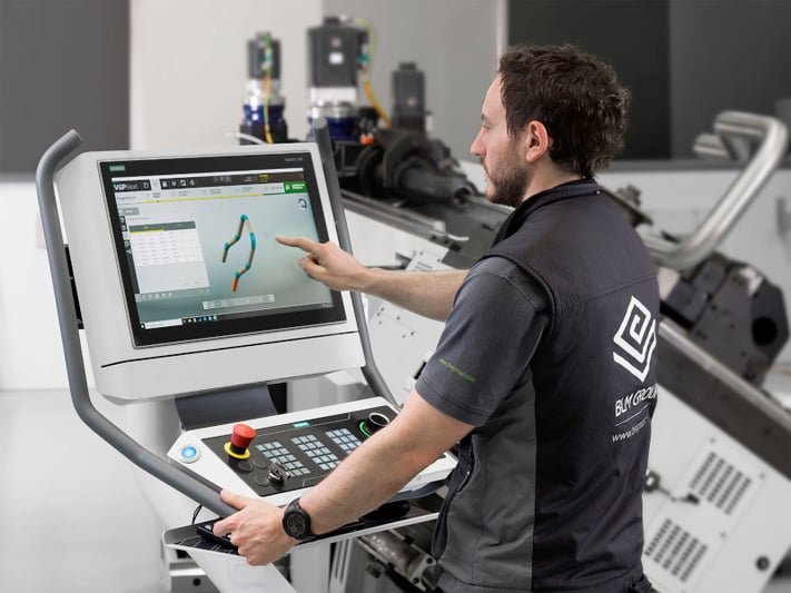 Operator in front of the E-TURN63 machine interface