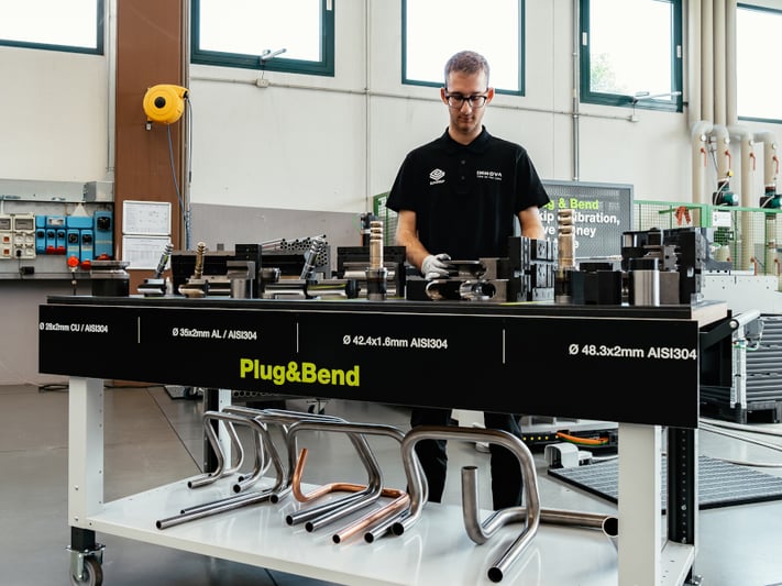 Young operator in front of the Plug&Bend system