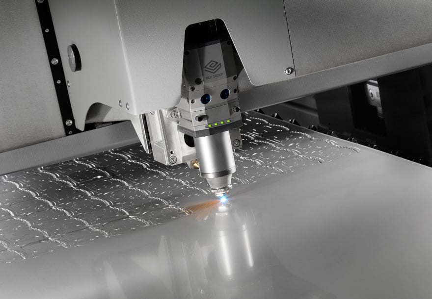 Un impianto di taglio laser lamiera di BLM GROUP impegnato nel taglio di una lamiera di acciaio inox